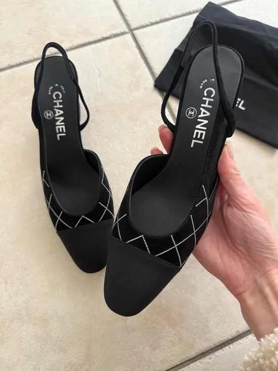 CHANEL Black Quilted Slingback Pumps with Contrast Stitching - Picture 2 of 6
